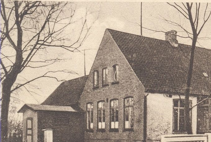 I 1878 oprettedes den første skole i Toftlund. Den lå på Søndergade 41 der hvor den nuværende Falck-station ligger