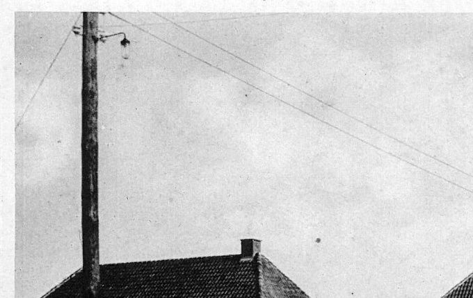 Efter Genforeningen byggedes nye lokaler til den oprindelige Toftlund skole. Fløjen til venstre er fagfløj. Billedet er fra 1940'erne