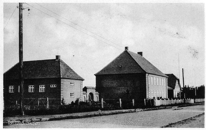 Efter Genforeningen byggedes nye lokaler til den oprindelige Toftlund skole. Fløjen til venstre er fagfløj. Billedet er fra 1940'erne