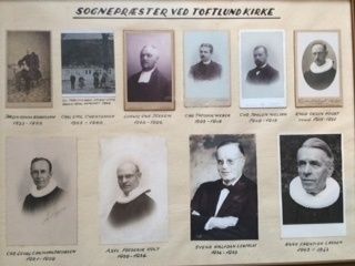 
Det er altid klogt at tænke sig om!


 

Vil du se hvem der har været sognepræster i Toftlund  fra 1823? PÅ arkivet har vi billeder af de fleste af præsterne. Der er et slip på 20 år  1866-1886. Her er der ikke noget billede.

Til gengæld er der en god historie om pastor Schumacher, som mangler i fotorækken. August Heninrich  Scuhmacher (1835-1886)  var ugift præst i Toftlund. Han var på besøg hos et af sine sognebørn i Porsplet, da han fik øje på et billede, der stod i stuen. Billedet var af Julie Ørbæk(1830-1877), hvis far var præst i Arrild.  August Schuhmacher blev så betaget af billedet af den unge pige, at han steg på hesten, red  til Arrild og friede til Julie Ørbæk. Hun sagde ja, og de to blev gift. De fik kun et enkelt, svageligt barn og ægteskabet blev ikke særlig lykkeligt. De ligger begravet på Toftlund kirkegård. Deres sten står syd for indgangen til kirken.
