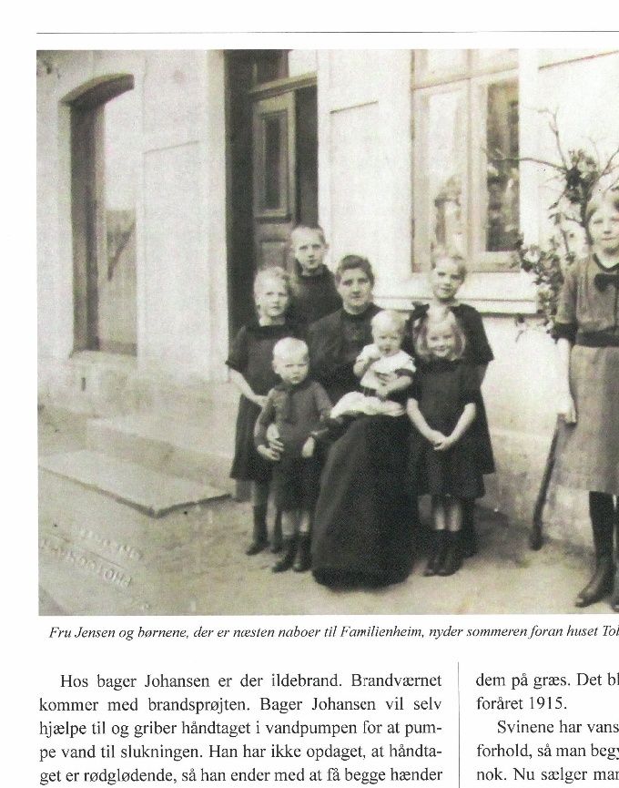 I 1915 får Toftlund en ny præst, snedker Jensen bliver indkaldt og der er brand hos bager Johansen. På billedet ses fru snedker Jensen foran huset i Toldbodgade
