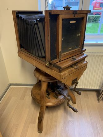 gammelt fotografiapparat fra Lokalhistorisk Arkiv